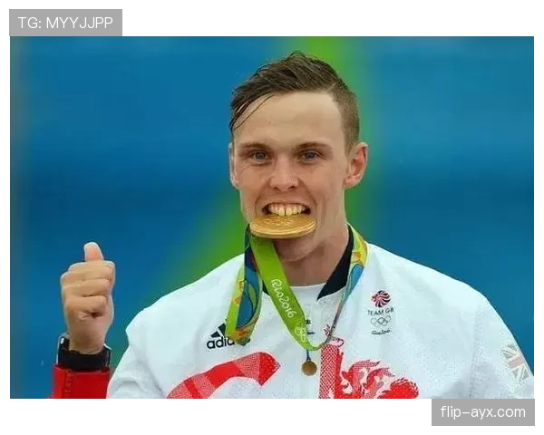 瑞安·洛赫特居然能一天首饰换五套，泳池边像走红毯啊！